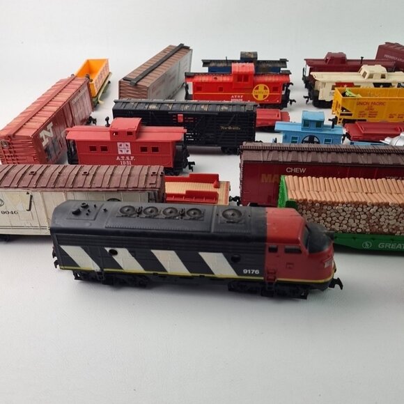 Mixed Lot HO Scale Trains Cars- Freight Boxcars-Flats-Tankers Locomotives T04 - Picture 3 of 13